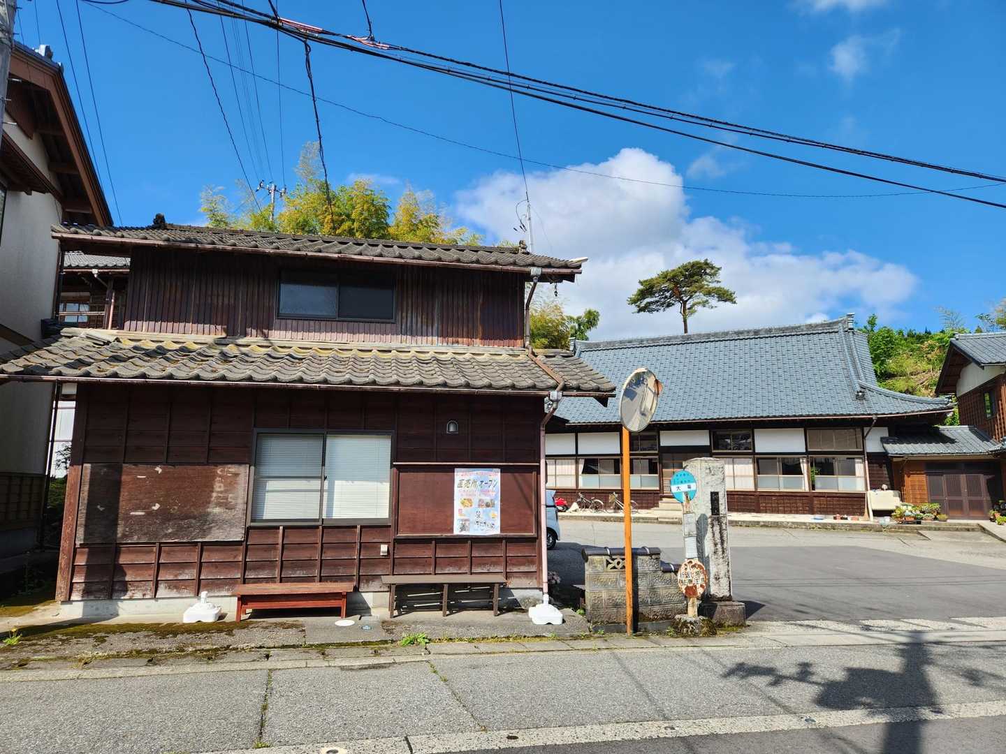 満願寺さんの駐車場をお借りします。
朝もまだ早めで声かけしようか悩んでたら敷地内にあるハッピーキッチンの店主さんが居て店脇駐車の許可を貰いました。