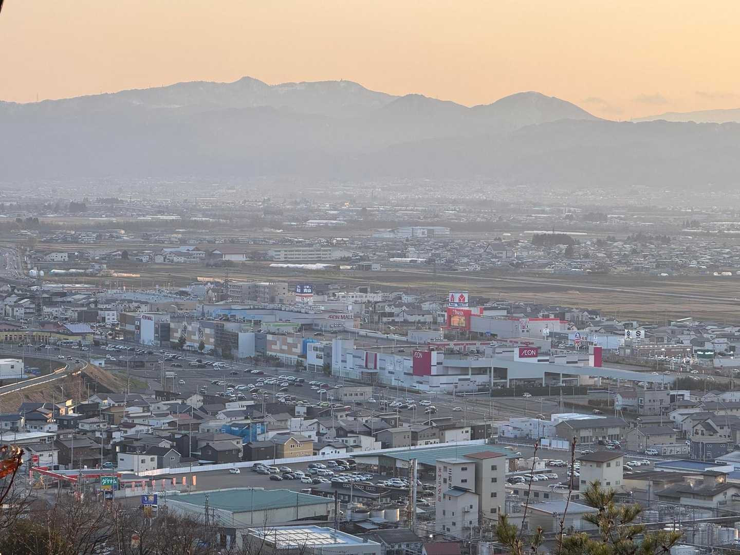 イモ天と、白鷹山や東黒森山辺り方面
意外とイオンモール内にモンベル入ってる所少ないような