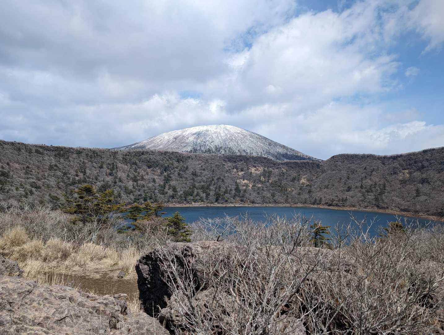 韓国岳に陽が当たると一際白が際立つのですが、雲の流れが早くてタイミングがなかなか合わない💦
かと言って、風が強くて寒いので陽が当たるまで待ってはいられない😂