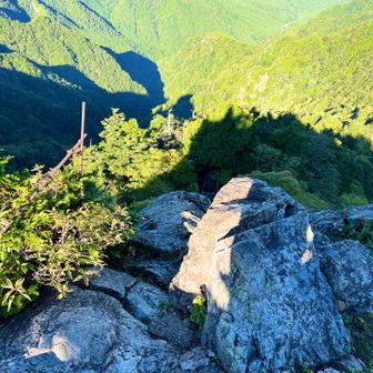 登りきったところから撮影しました。
わかりにくいですが、高度感があって怖いです。