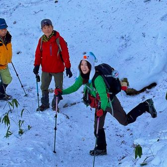 ノリノリのスタート▶️
本日のメンバーは
津乃峰山と言えばこの方、ヤッホープロmizukaさん
昨年、㊗️日本百名山を達成されたGさん

一番左の方は登り初めて早々にお会いした剣山と言えばこの方　TURUGI1955さんです　ここ3回連続で剣山でお会いしてます♪

GさんとTURUGIさんは山に関する共通項が沢山あったみたいで、めちゃ話が盛り上がってました😁