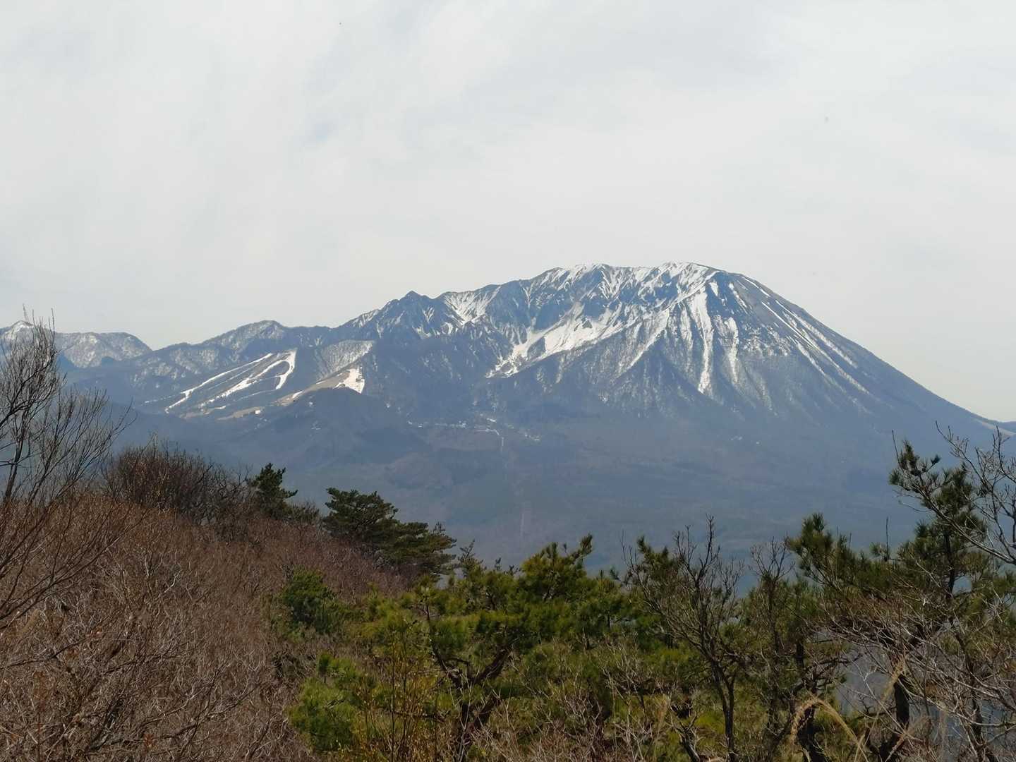 大山。霞んでいるのが残念
