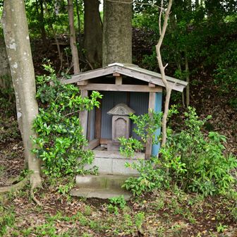 離れた所とは言え歩いて3分と掛からない所にひっそりと。