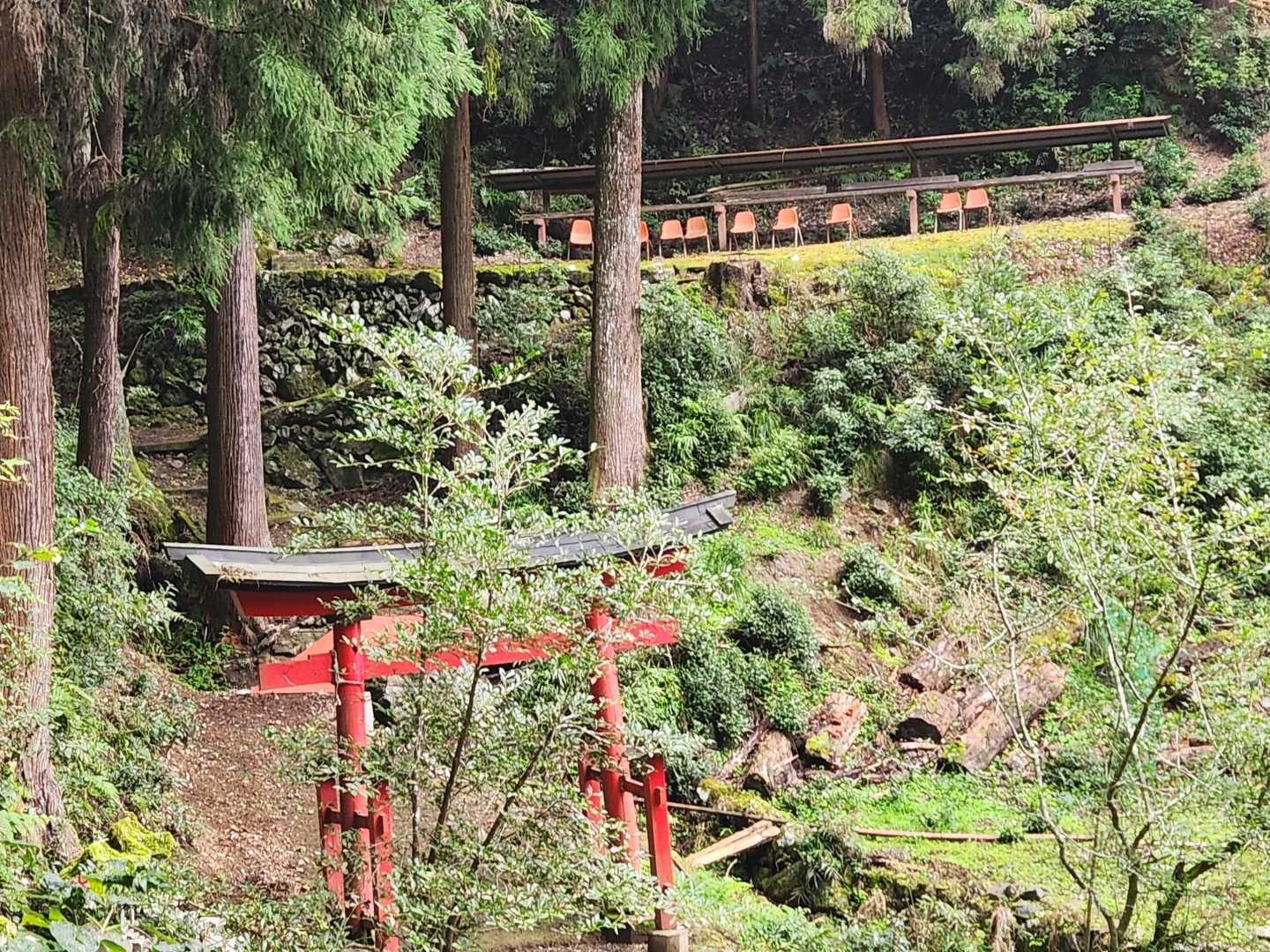 まだ 舗装路歩き。鳥居の上の方に昔の駅の椅子？