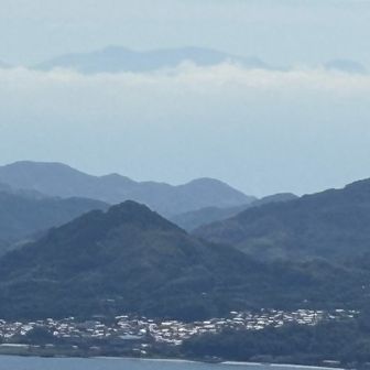 「天高く　海の彼方の　石鎚山」

雲の上にのぞく山
おそらく石鎚山と思って。
