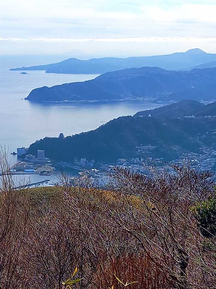 大室山、左が小室山