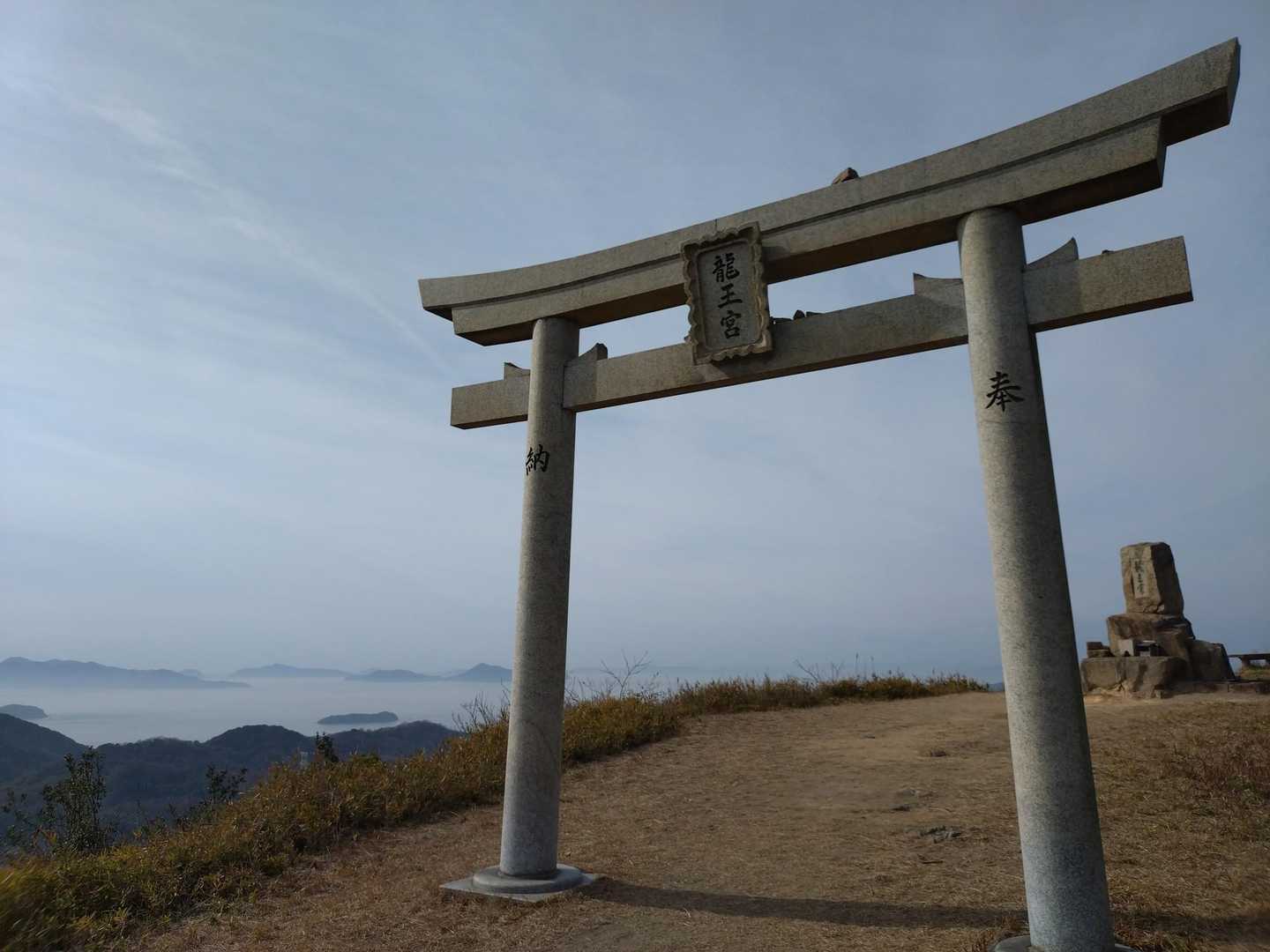 海を見渡す場所に建ちます。
