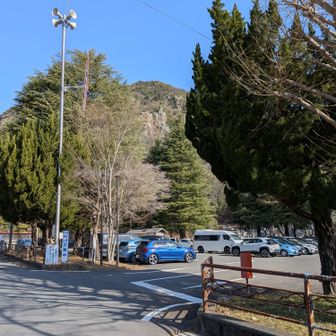 岩戸公園南側駐車場へ着きました
まだ時間があるので
このまま真っ直ぐ北側駐車場へ行くだけでは勿体ないので鷹巣山を登ります