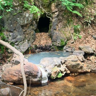 川の対岸に朝日温泉の露天風呂の浴槽🧐
山友さんが温度を確かめるとほぼ水との事😅