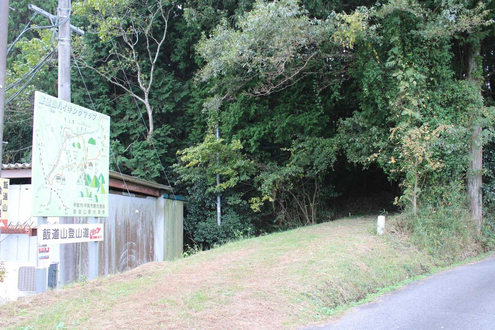 ようやく登山道‥‥
かなり上まで林道が続いていました。
