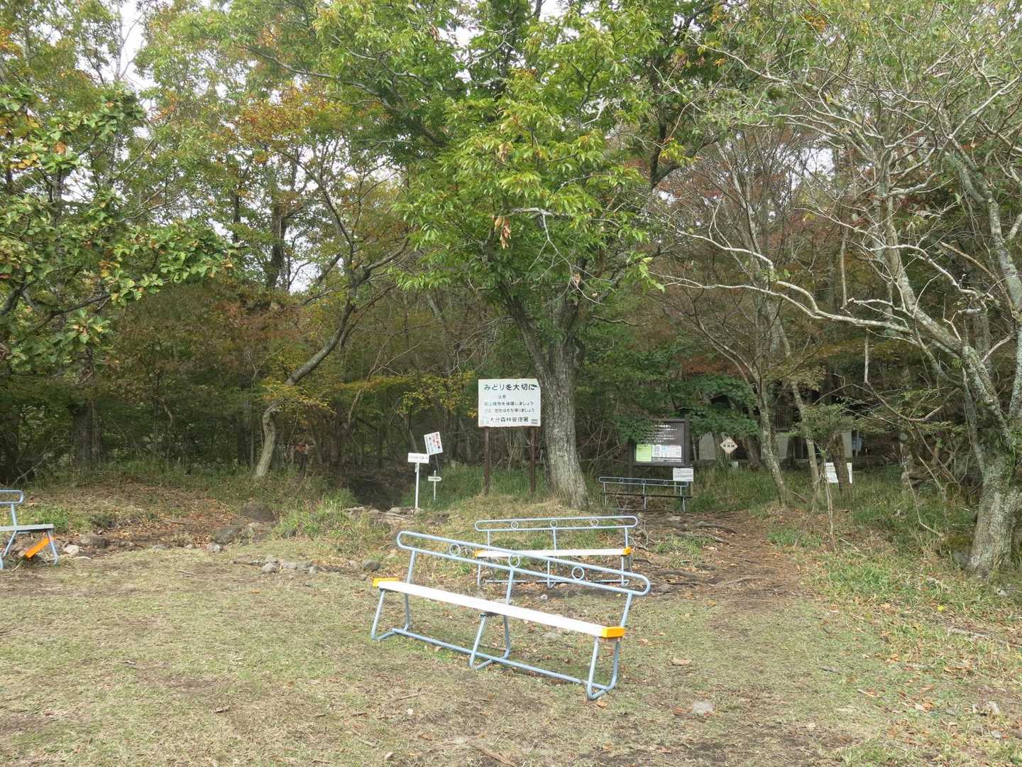 ベンチが座れるようになっていた。