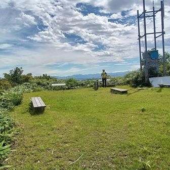 中八石山
久之木峠から頑張って15分💦
天望が抜群にいい！
四方に山名表示板がありいろいろな山がわかる