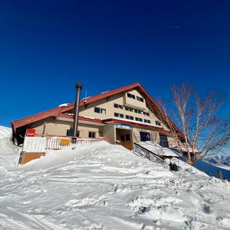 八方池山荘（営業未）　ここから稜線に出るので、装備を整えます（アウターをハードシェルへ）