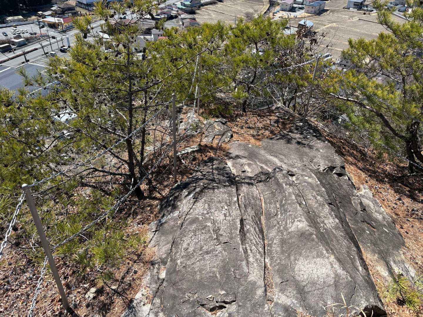 そして岩鼻へ
あまりにも下って行くので
岩鼻という登山口なのか？
降りきってしまうんじゃないか？
と不安になりました