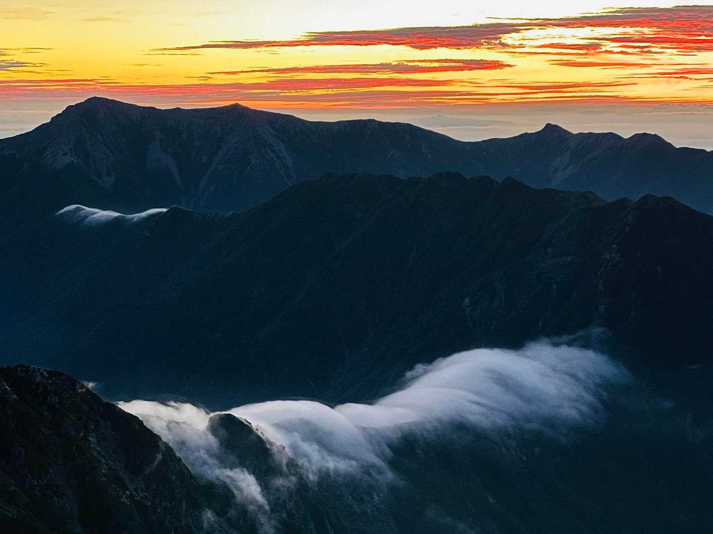 東鎌尾根の滝雲がカッコヨ