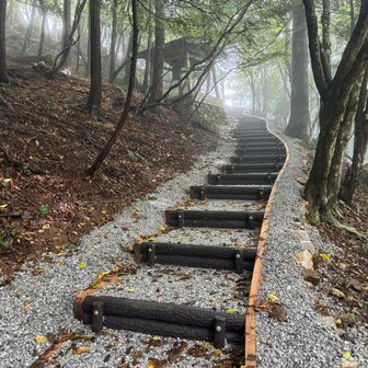 整備された山頂手前の鐘の道