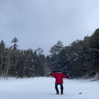 それでは、みどり池でジャーンプ！
どういう訳か、何度やってもタイミングが合わない…
今日はこんなですね🤣

ちなみに、これを撮り終えた後、振り向いたら準備中の小屋スタッフさんに見られてました🤣