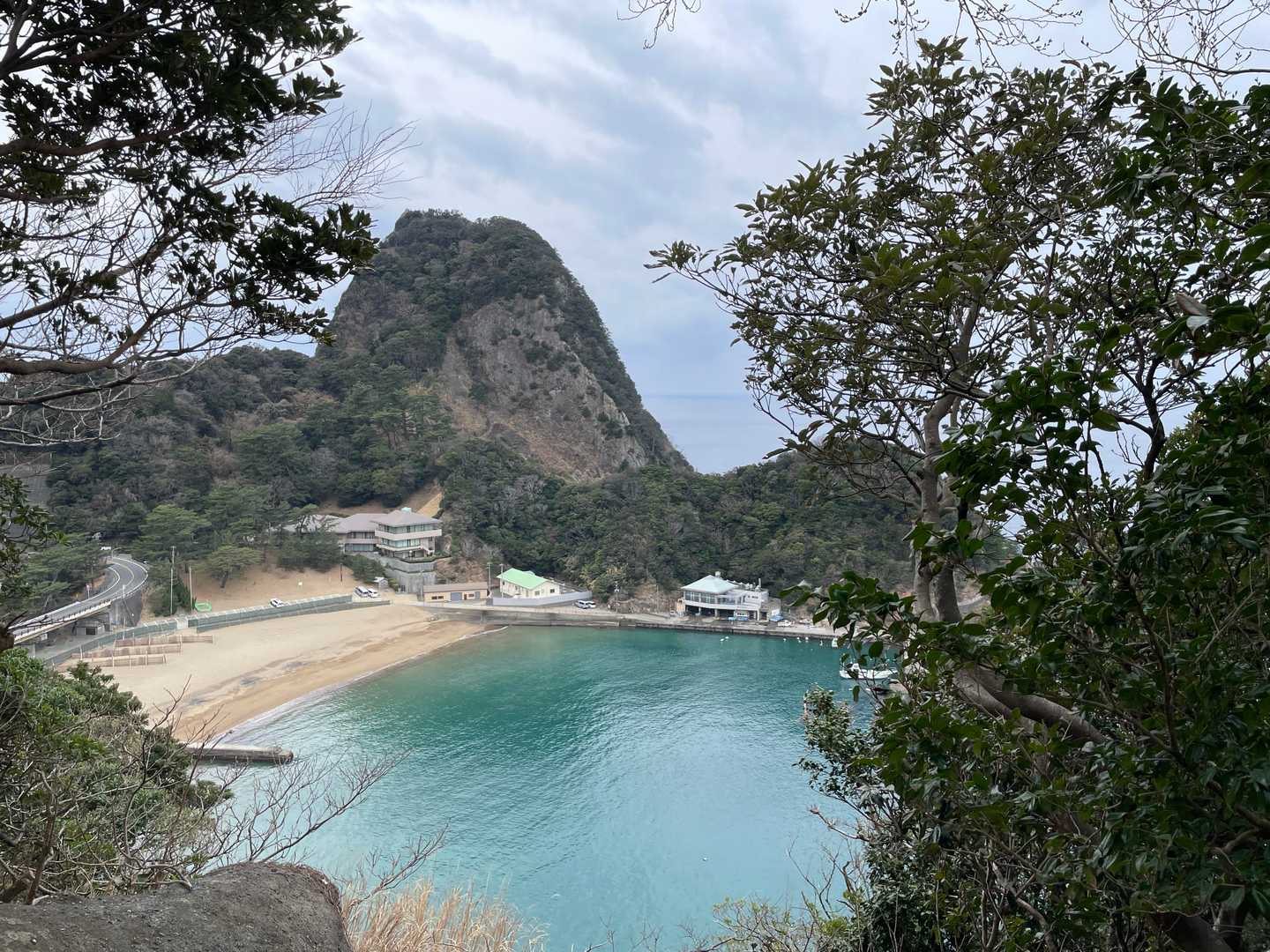 石部温泉の街中を通り三浦（さんぷ）歩道に。一度車道に下りてまたすぐ山道に入る。最後に雲見海岸と烏帽子山のよく見える撮影ポイント。