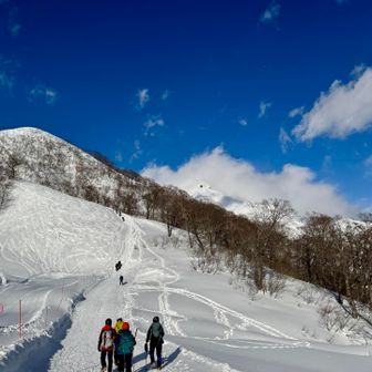 スキー場を横目に…初手から急登、きつい😰