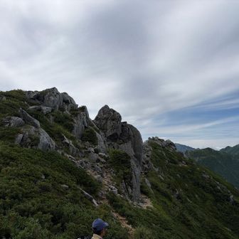 山頂の先も岩岩が続く💦
怖いところが沢山でスローダウン
ヘルメット持ってくるんだった😱