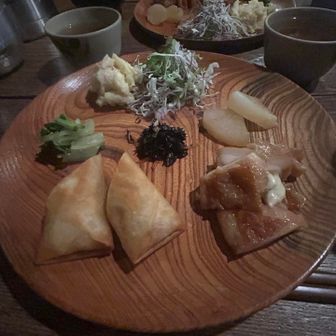 夕飯のメニュー、これにご飯と汁物が付きます。
なんか今時のオシャレプレートランチみたい
な感じだよね。だけど男性は多分物足りないかも。
ご飯をお代わりして下さい、ご飯もとてもおいしかったです。私はビール飲んじゃったからおかわりは無理だった。