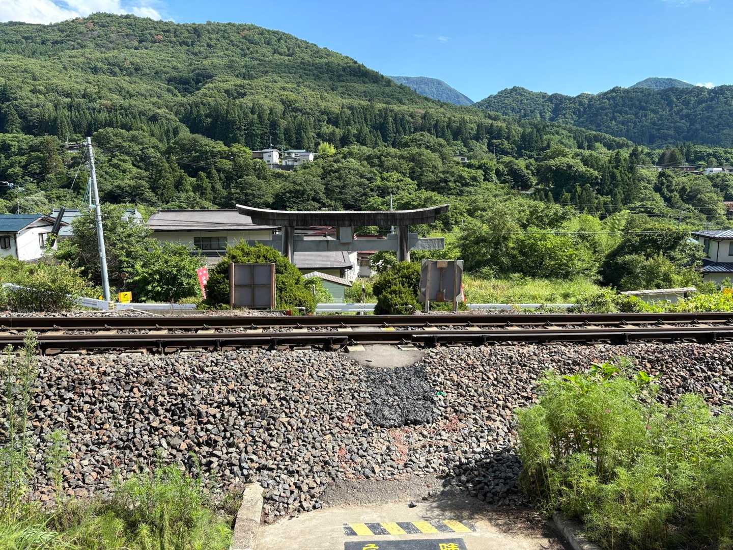 鳥居くぐったらいきなり線路