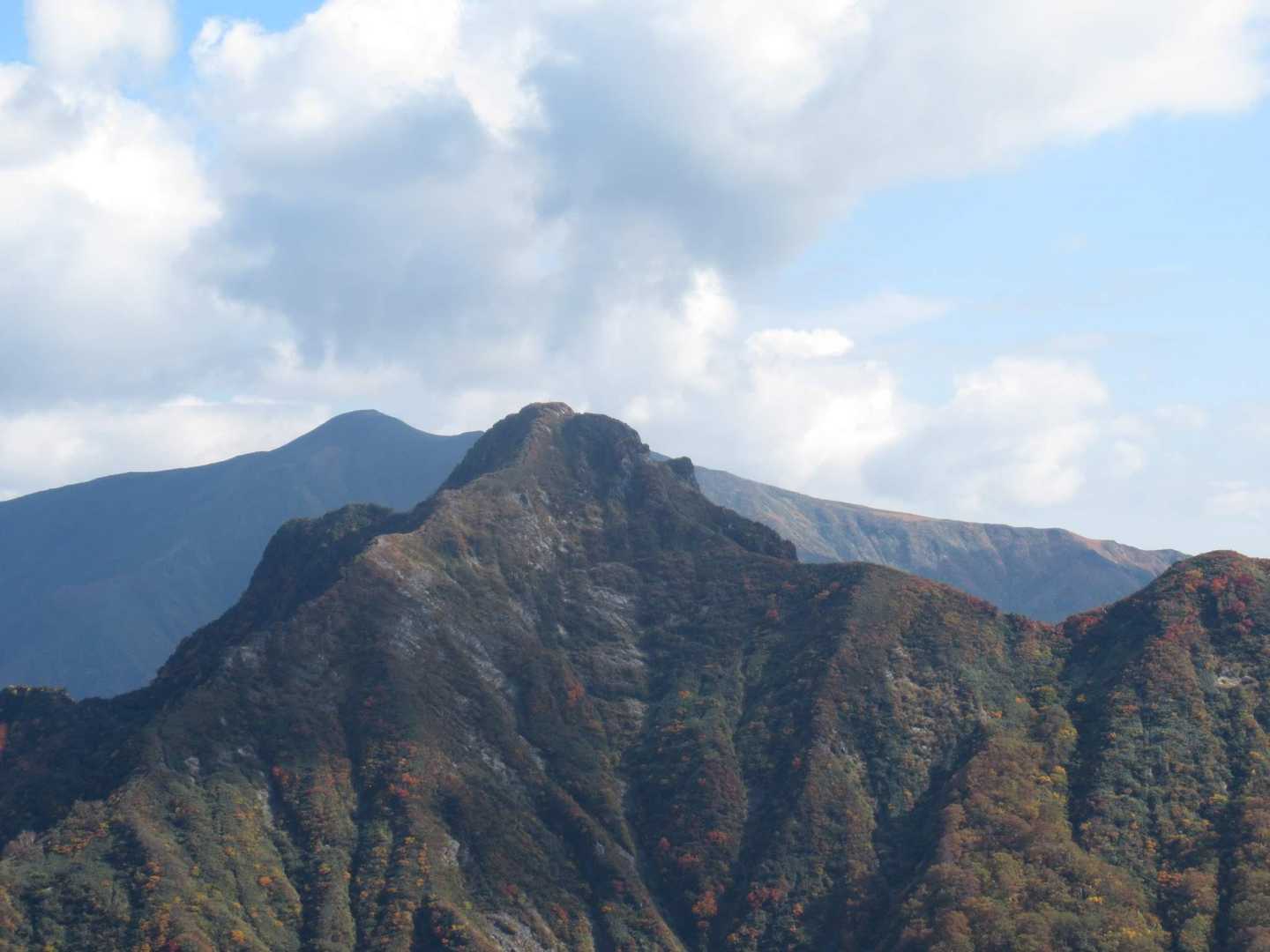 今日のメインピーク。大源太山が見えます