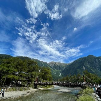 夏休み最後で混雑してました
「秋天を裁ち飛行機雲穂高峰へ」