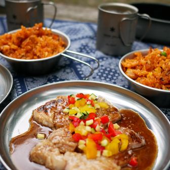 下山メシは
森のレストラン🌲🍽️🌳にて

チキンライス🐥と
塩麹に漬け込んだ厚切りポークソテー(*'▽')
バター、ビネガー、醤油の特製ソースに彩り🌈を添えて

美味しく頂きました😋
ごちそうさま