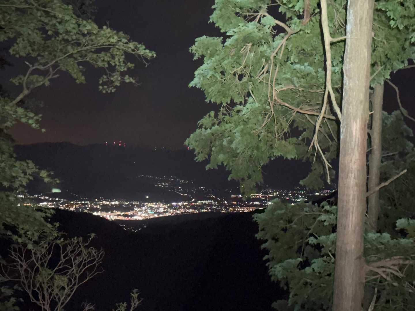 亀岡市内の夜景です。明るい中暗いのはサンガスタジアムです。