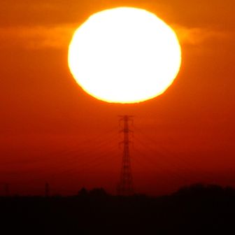 崇台山 朝陽が鉄塔の上に