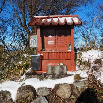 鎌ヶ岳山頂のお社
銀色のボックス内にはノートが入ってます