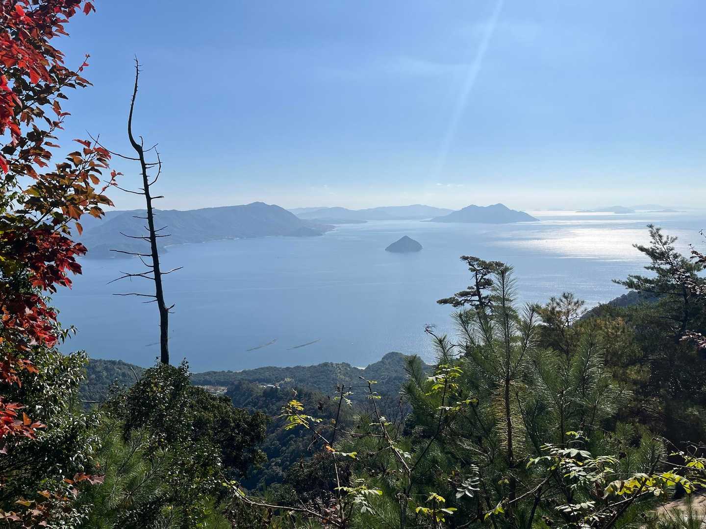 登って行く、ついに美しい景色が見えてきたー！