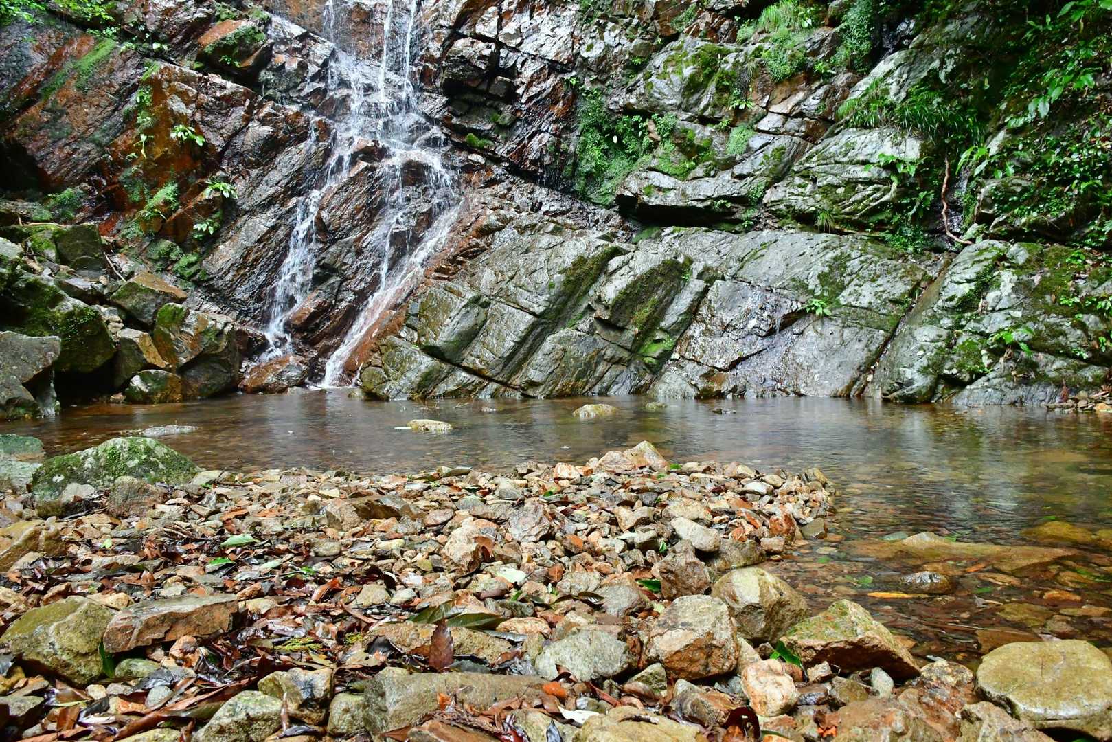 滝下の水溜まり迄は一枚に入らず別撮りです。