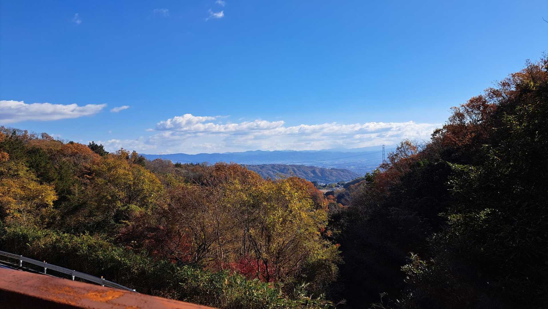 反対側は国見山や明神山方面が見える