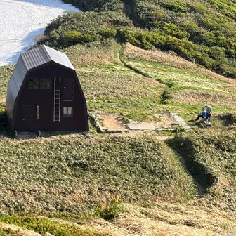 避難小屋の利用者は4名だけとの事でした
そのうち2人の方と話していたら、先日の前掛山ですれ違っていた方々でした
金髪女子のsekaiさんの事を覚えていたようで💦
凄い偶然です