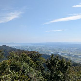 奥に見えるのは宍道湖です。その手前は斐川平野。出雲空港があの辺りにあります✈️