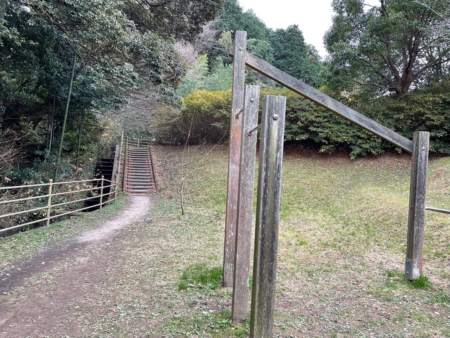 公園の中を通り抜けて…