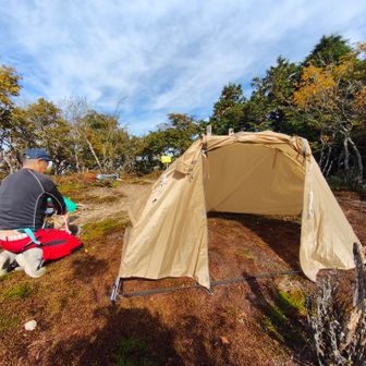 山頂はそれほど広くないけど
人も少ないし
シェルター？を張ってみた

日差しが当たって暑いので
結局　木陰で休憩（笑）

銚子岳まで行く計画だったけど
休憩しすぎて、行く気力がなくなってしまった😅