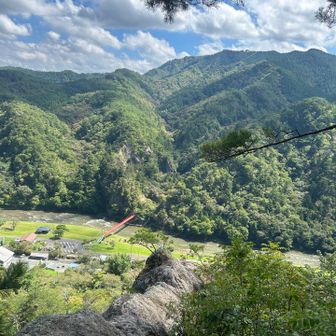 日月岩からお向かいの山々、久慈川