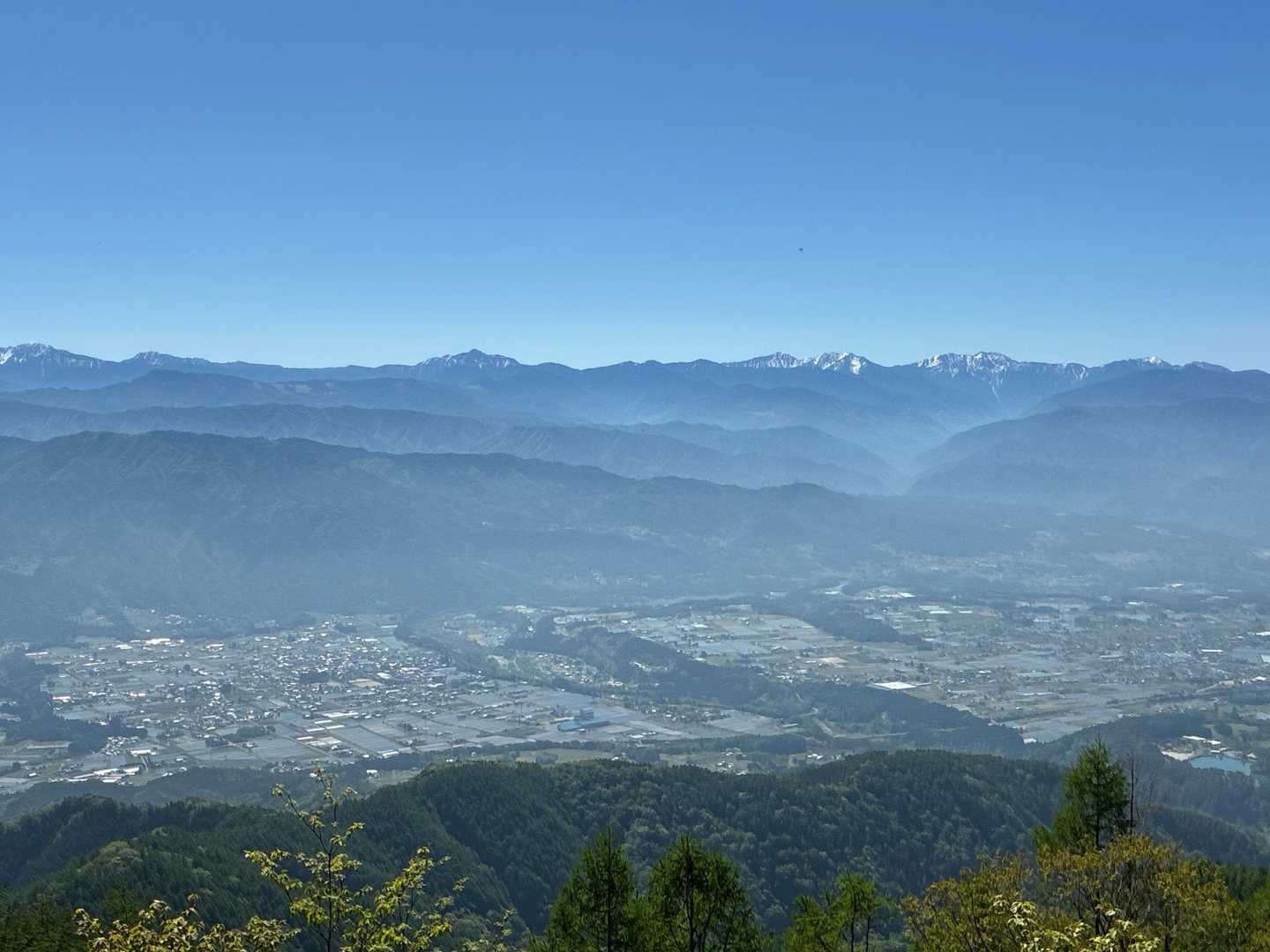 南アルプスが一望

真ん中は塩見岳
向かって左が　農鳥岳　間ノ岳　北岳
右側は　荒川岳　赤石岳　聖岳