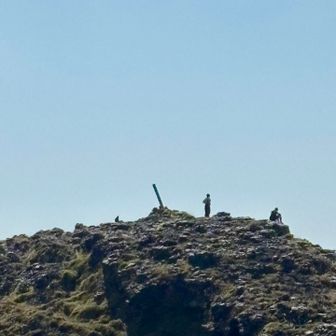 高岳山頂で写真撮り忘れる失態💦ピークの柱？がすごい斜めってた。何か理由でもあるんでしょうか