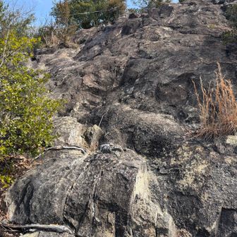 山頂手前の岩場、(あまり役に立たない)ロープはありますが