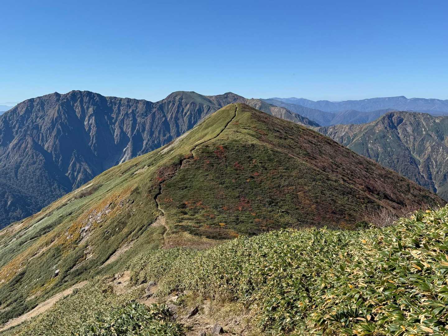 笠ヶ岳のピークが見えてきた。
人がいるね。
登らず、巻いて下山したい気持ちです。
クタクタ。背中が痛い😣
朝の4時から行動しもう6時間歩いてるや。
まだまだ先は長い😭