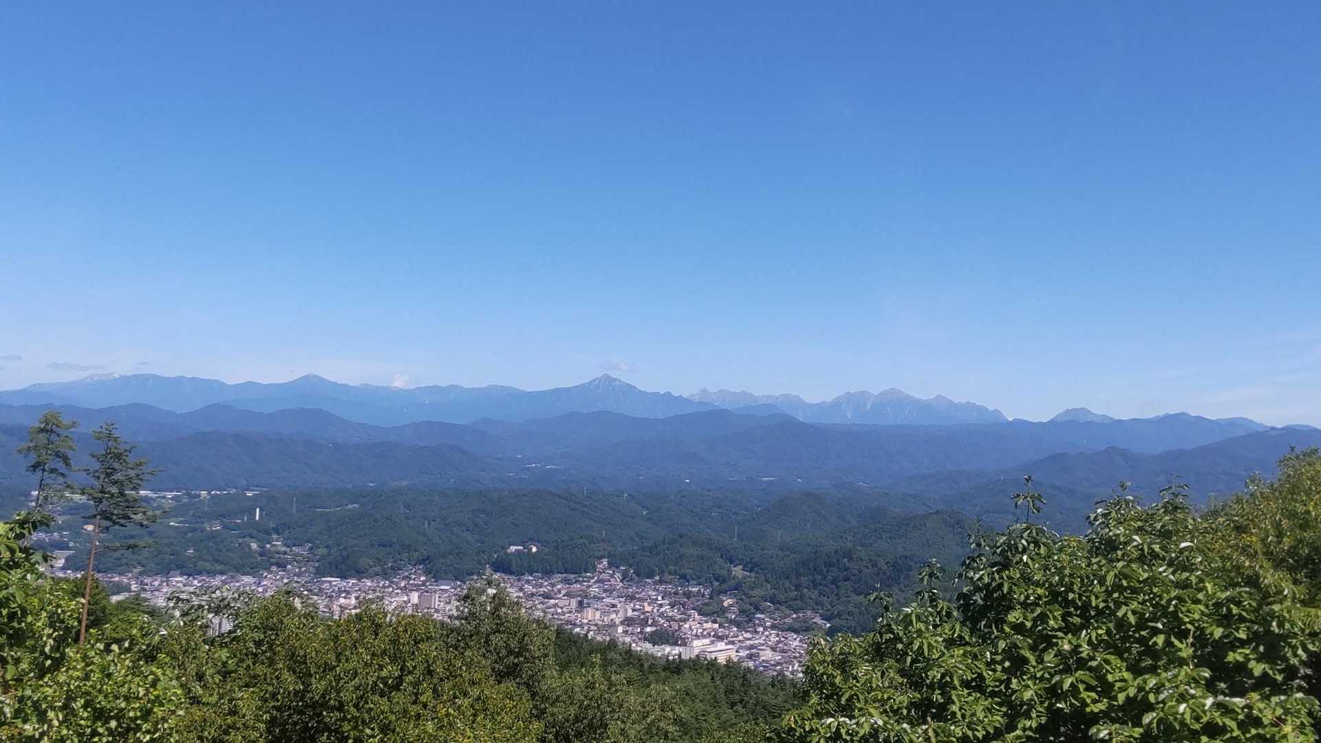 松倉山からは乗鞍も見えるんです🎵  御嶽山は🌲の陰で見辛い