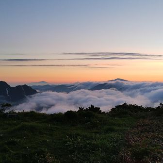 月山、左は鳥海山
雲海もすごい