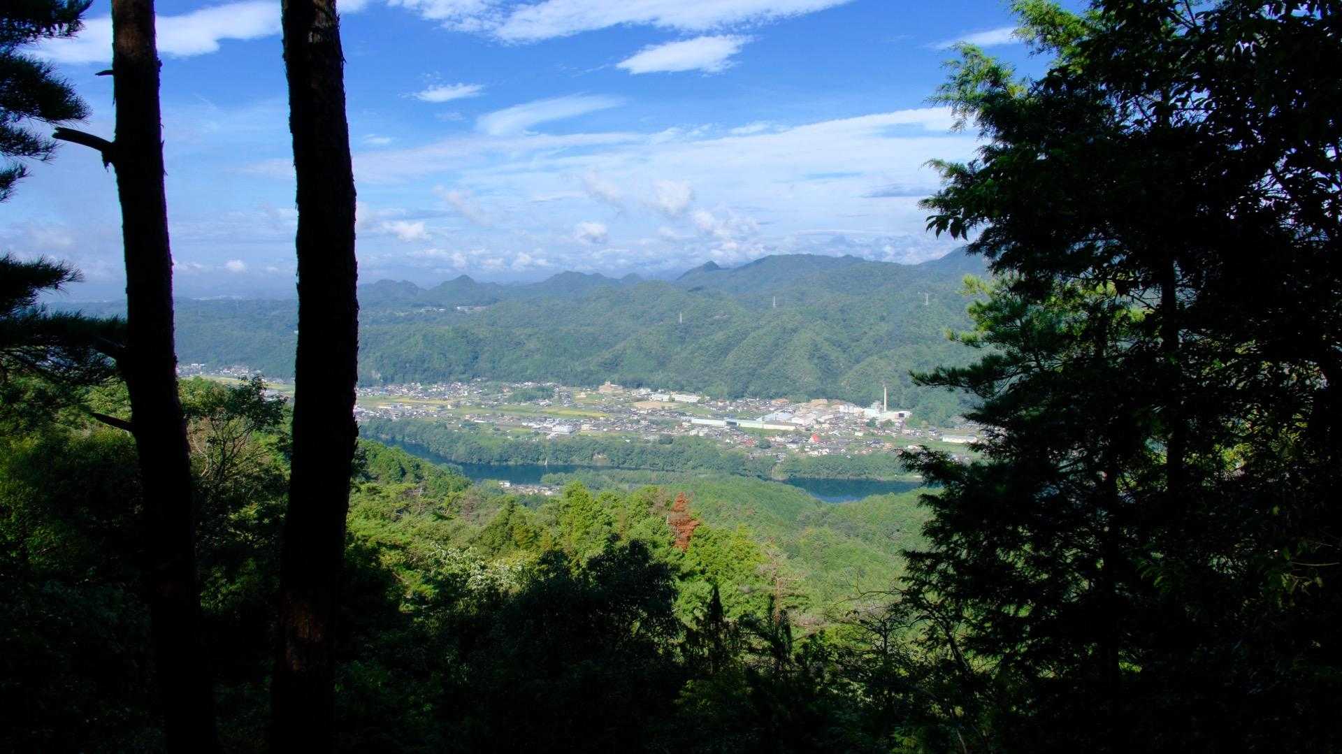 序盤は、遠見山の方の景色を横目で見ながら、登り、途中から森の中になります。

ここは、第一見晴らし台✨✨
前回登った鬼飛山方面かな⛰️