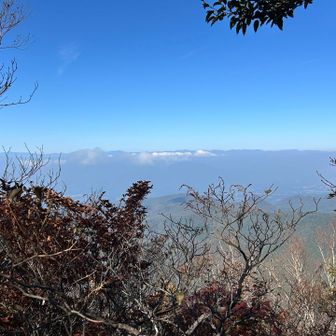 右の方に谷川岳。左の方に四阿山。その向こうには、、、。頂上からの展望。