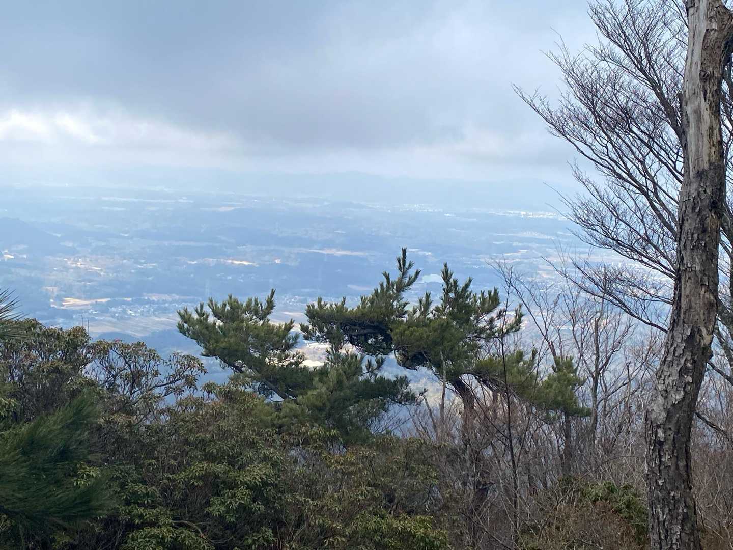 竜王山山頂まで戻って来て
ここで早めのランチ😋
景色は一箇所からしか見えません。