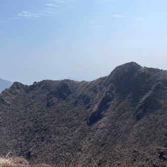 東峰山頂にも沢山の人が見える。
日向岳への登り途中でお会いした男性としばし会話。佐賀から来られたそうで、先週はくじゅうで1dayイチナナ達成されたとの事。健脚ですねー。お鉢はまた今度にして足を労わりながら降ります。